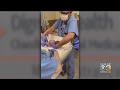 Otac snimio uznemirujući trenutak kada je beba ispala doktoru