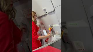 How do I close the Airbus A320 door? Here 😘 #vuthsovannrachana #flightattendant #aviation#airasia