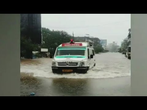 Kolhapur Flood | कोल्हापुरात जवळपास 5 फूट पाण्यातून अॅम्ब्यूलन्स धावली | ABP Majha
