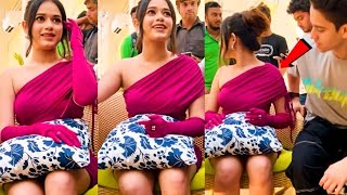 बाल बाल बची Jannat Zubair | Oops Moment and Looking Uncomfortable while posing in tight outfit