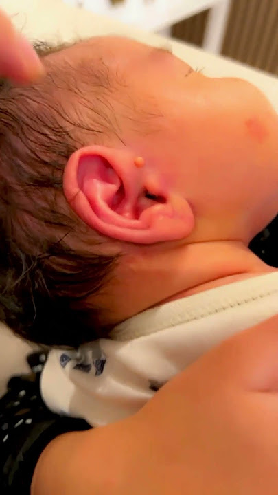 خلودة شاف شي غريب على اذن البيبي كميت😱