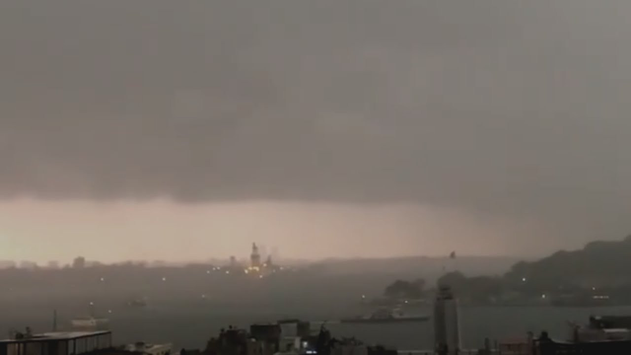 عاصفة مهيبة في سماء اسطنبول الان