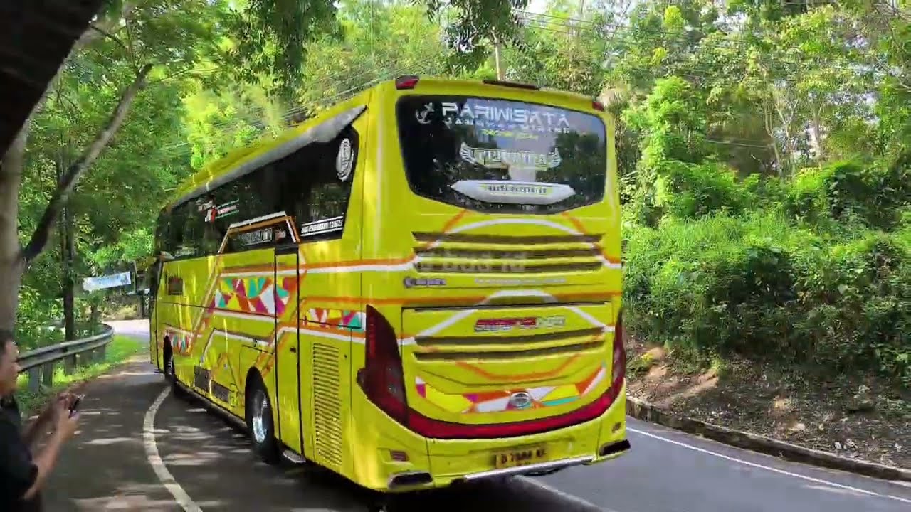 Mobil bus telolet berbondong bondong bus bansel pulang wisata