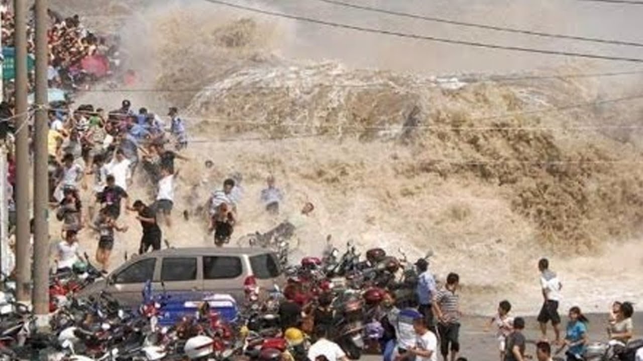 Tsunami videos caught on camera Tsunami videos caught on camera