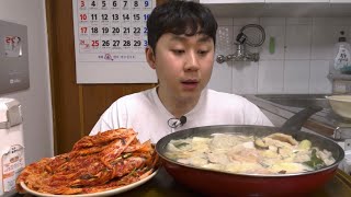 떡만두국에 칼국수까지 김치 진짜 야무지다 밥도 말아 먹습니다 어느덧 서른살..! 먹방MUKBANG