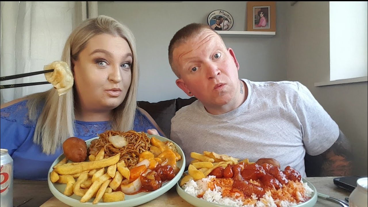 Китайский мукбанг с толпой жующих