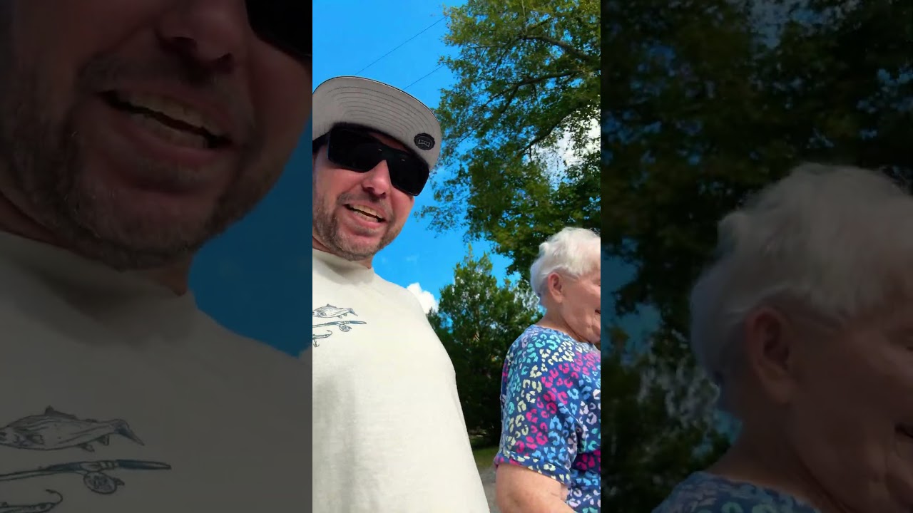 Guarda Walking with Momma Myrtle #tugboatwilly su YouTube Guarda Walking with Momma Myrtle #tugboatwilly su YouTube