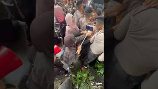 Kelakuan Ras Terkuat Dimuka Bumi  Ibu Ibu Menggelitik Polisi Saat Demo