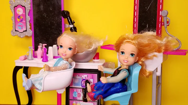 At the Salon ! Elsa and Anna toddlers - haircut - ...