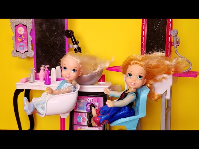 At the Salon ! Elsa and Anna toddlers - haircut - spa - massage - Barbie is the hairstylist - relax class=