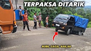 Mobil Pickup Tiba-tiba Gagal Nanjak - Dibantu Tarik Truk Fuso