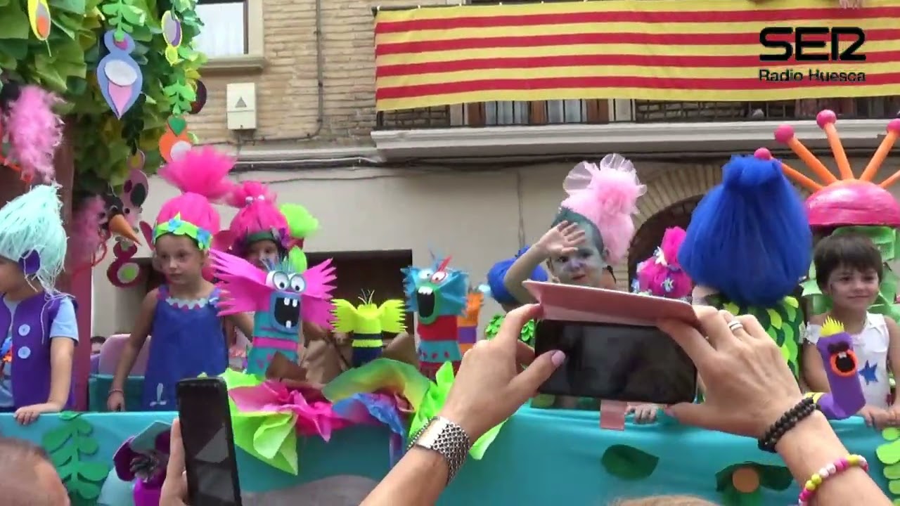 Almudévar comienza sus fiestas con el desfile de carrozas