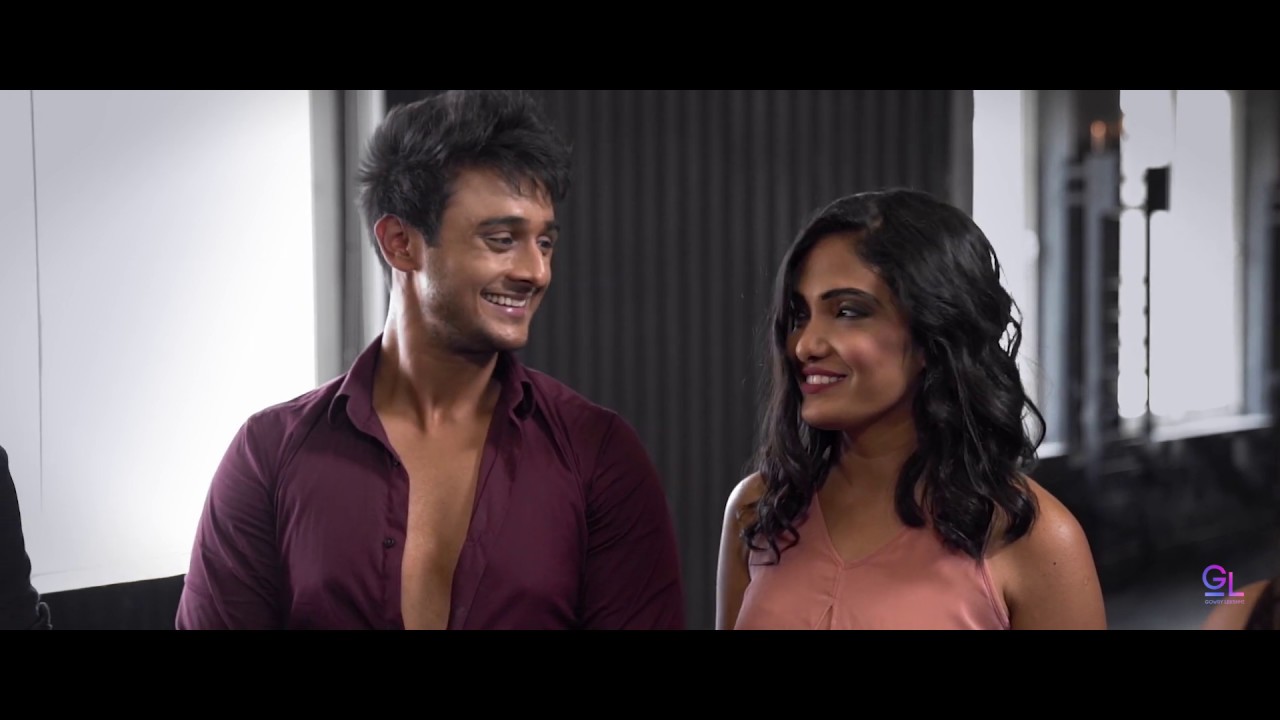 Aaraaro - Gowry Lekshmi | Official Music Video (Malayalam) auf YouTube ansehen Aaraaro - Gowry Lekshmi | Official Music Video (Malayalam) auf YouTube ansehen