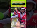 男子拍視頻記錄玩漂流，結果壹個浪過來船上多了個人...網友：愛情不就來了！