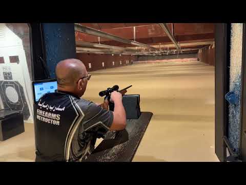 Puputok din ang aming super senior na firearms instructor panoorin