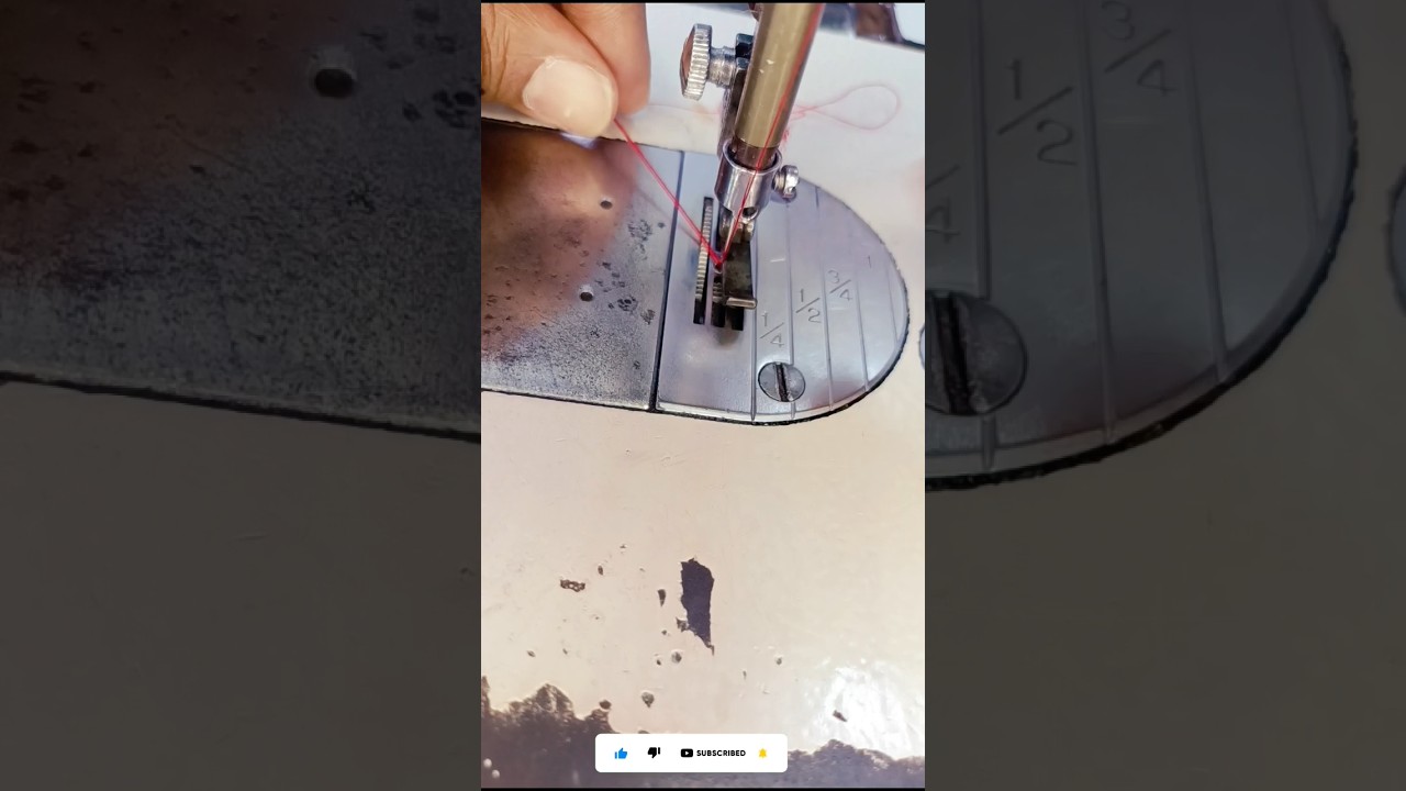 To prevent thread piping from coming loose, set the foot like this: