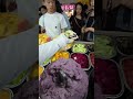 The process of selling glutinous rice cakes at a stall