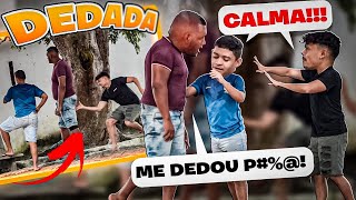 Dando Dedada Em Estranhos Na Rua