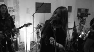 Santa Rita performing Mar Muerto