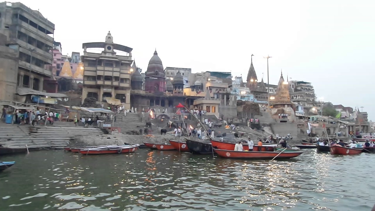 Ritual de Cremação no Rio Ganges 