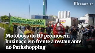 Motoboys do DF promovem buzinaço em frente a restaurante no Parkshopping