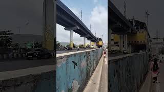 yah Mumbai ka metro metro bridge Hai dekhiae train ja rahi hai