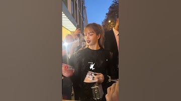 Lisa got ink on her hand while opening the pen!!🤣🖊 #blackpink