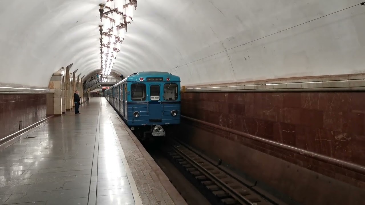 Состав из вагонов Еж3/Ем508Т отправляется со станции "Добрынинская"