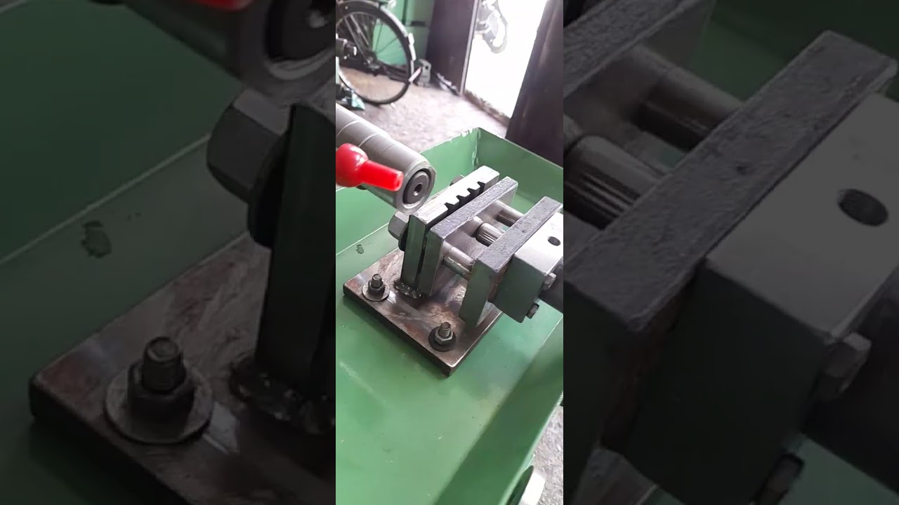 Cast Iron Metal Cutting Heavy Duty Milling Machine | Available on IndiaMART