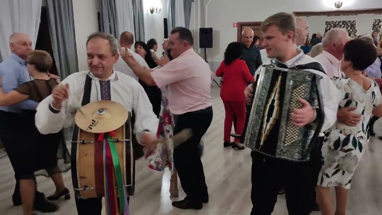 Spontaniczne WYKONANIE którym Lider Kapeli Stąporkowskiej zaskoczył ostatnich GOŚCI w Złotym DWORZE