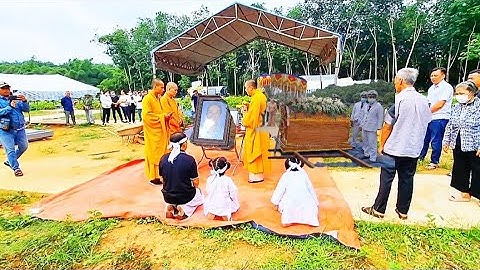 Sót xa hai đứa con thơ dại tiễn mẹ  Nguyễn Thị Thuỳ Linh 41 tuổi về nơi an nghỉ.