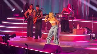 Hilary Duff singing ‘Weather for Tennis’ at Madison Square Garden. August 6, 2026, The Lucky Me Tour