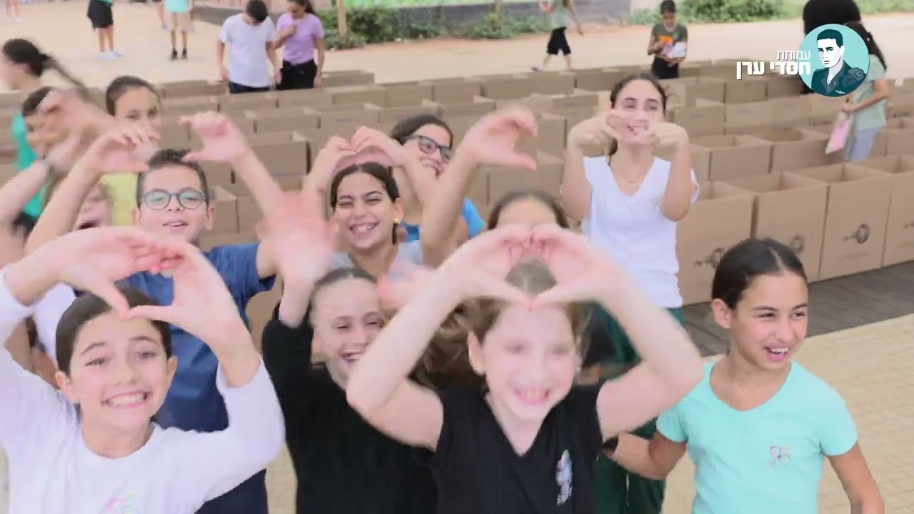 כמיטב המסורת מארזים לחיילים הבודדים נארזים בבית ספר תמיר בעזרת תלמידים מקסימים וחיילים #חסדיערן