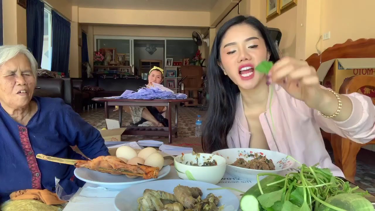 แพรวพราวกินหมกเขียด ลาบปลาตอง กับคุณยาย