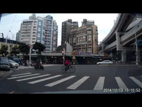 20141213機車被貨車撞