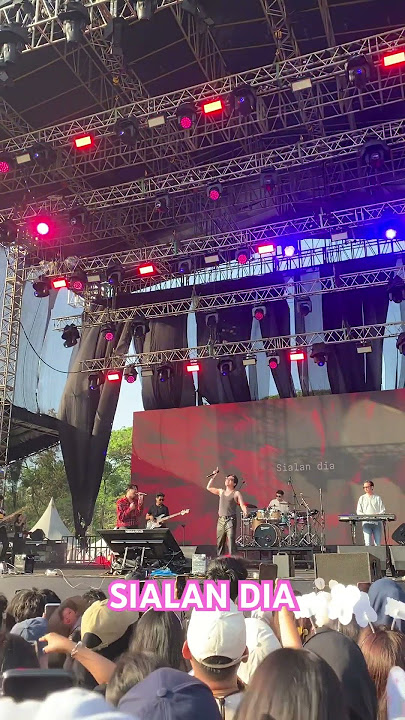 Download lagu Sialan - Juicy Luicy ft. Adrian Khalif (Live Concert) #adriankhalif #juicyluicy #sialan #konser