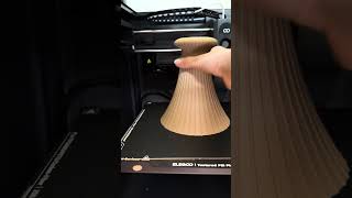 Bentuk lengkung lampu ini terinspirasi dari simbol tak terhingga ELEGOO [∞]. Video oleh cancridesign