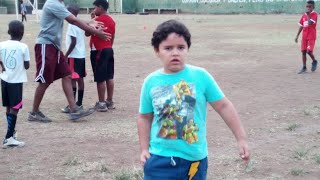 Yoshua y Papi jugando fútbol 1