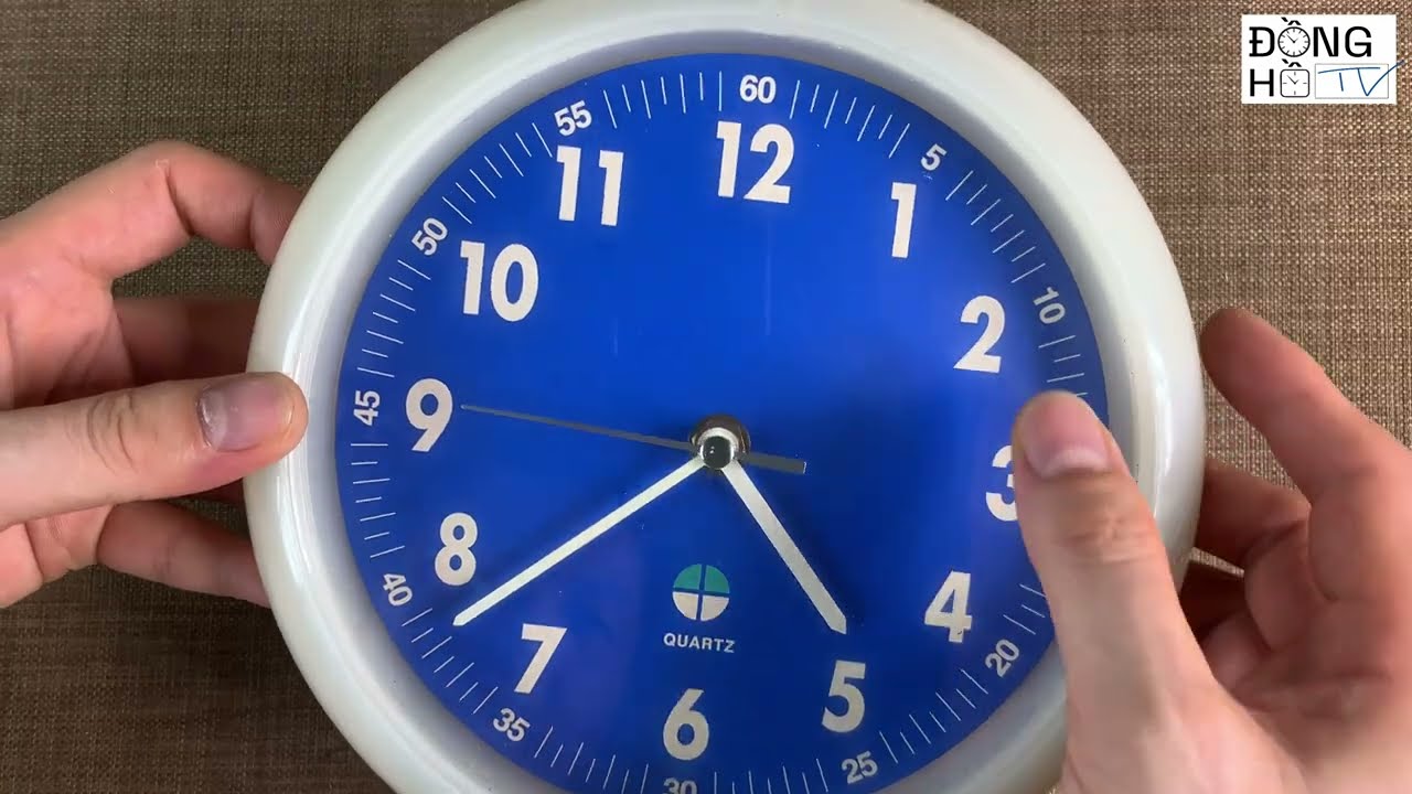 Đồng hồ treo tường 12888 20cm khung nhựa bóng hình tròn nhỏ gọn mặt màu xanh dương