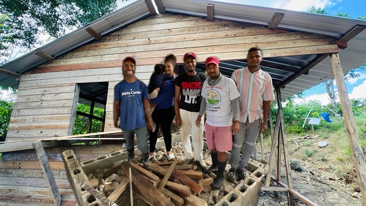 DIA 16.BAJO LLUVIA CONSTRUYENDO LA CASA DE ALTAGRACIA EN EL CAMPO EL TROMPEZÓN 