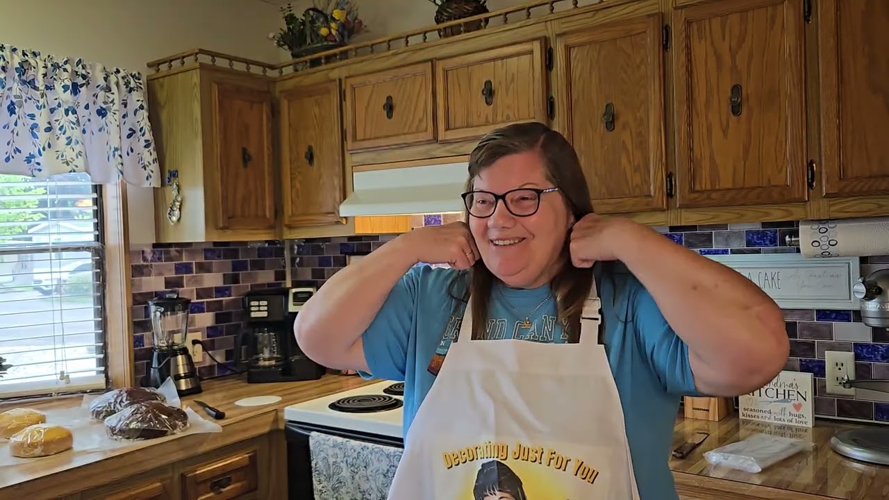 Decorating a Two Tiered Wedding Cake  - Part One of Two 💙🎂💙 !!