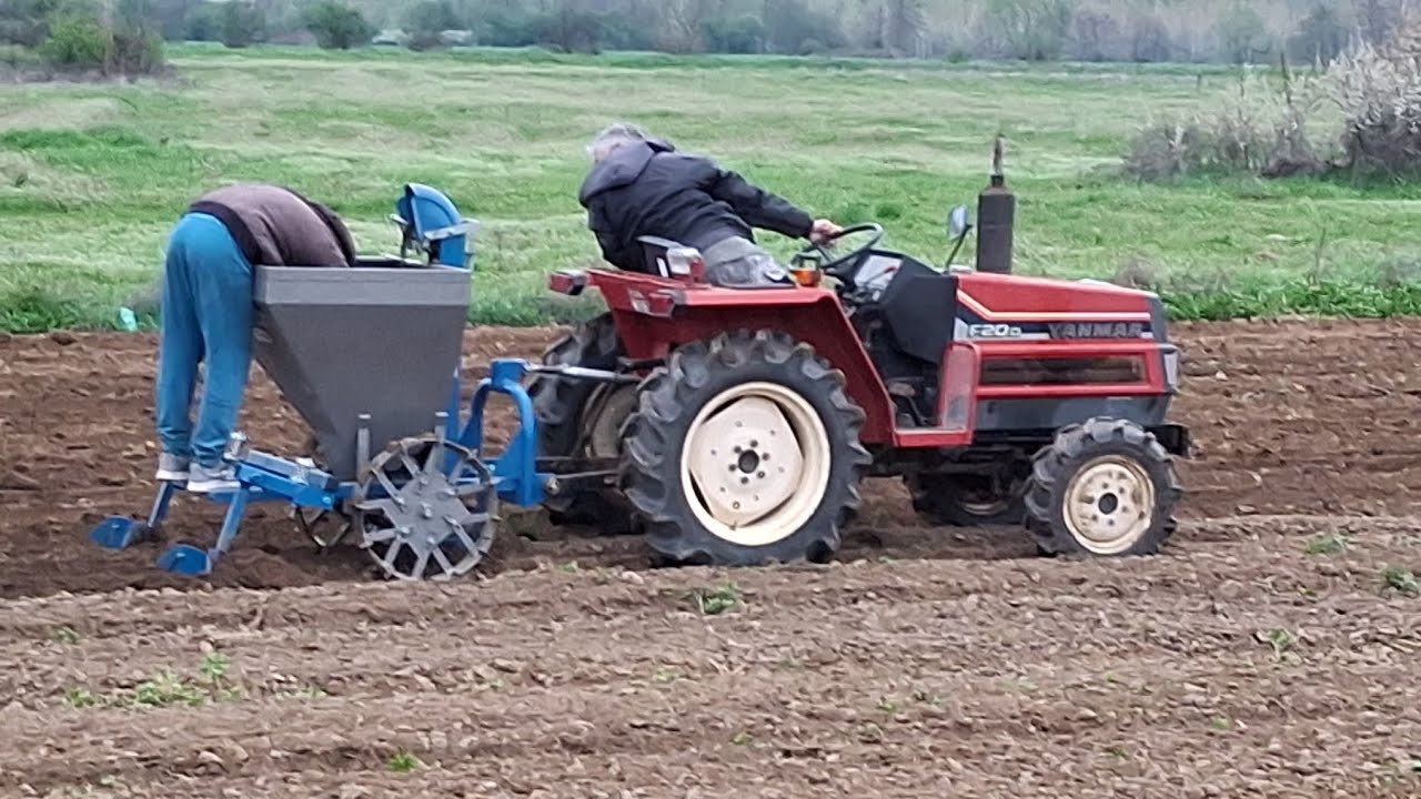 máquina plantadora de patatas remolcada por un tractor