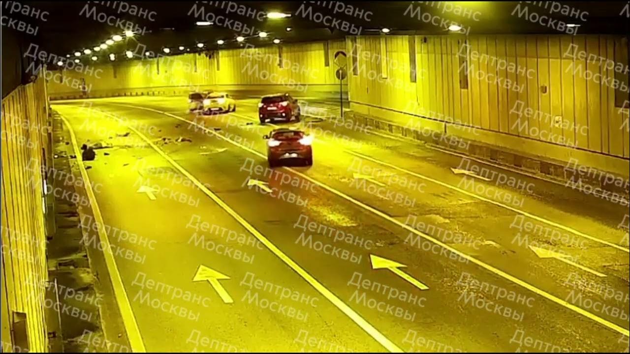 Блик от аварийки машины