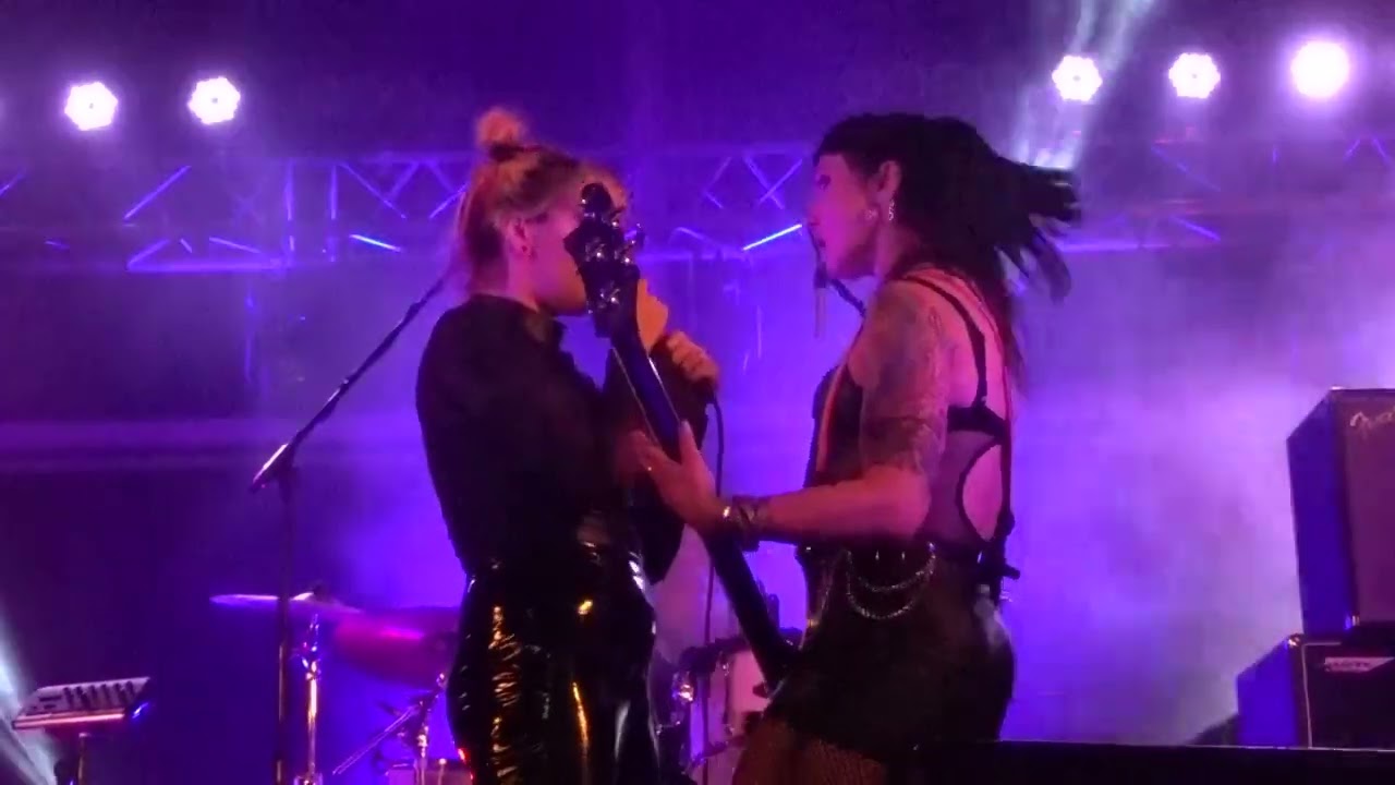 ANARCHICKS - Dead AM (live Pinhal Novo)