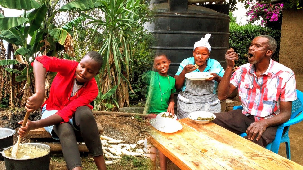 SIMPLE AFRICAN LIVING 🛖I QUICK SIMPLE LUNCH 🔥 COOKING +FIREWOOD FETCHING 