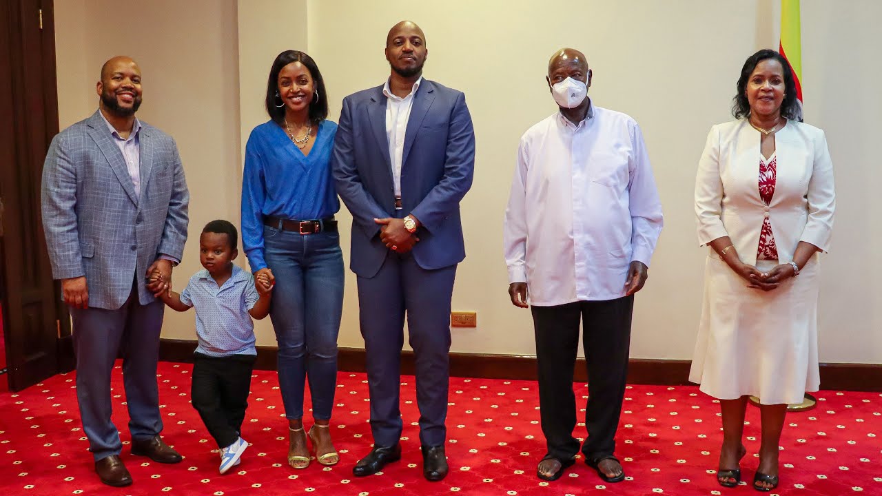 Museveni meets King Oyo, Queen mother and the Royal Family of Tooro at State House, Entebbe 