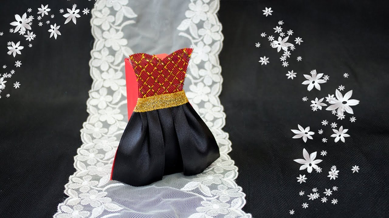 Коробка в виде платья с конфетами. Подарки на 8 марта.