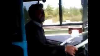 Arabada horon ile kopan otobüscü :)