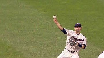 PHI@MIN: Dozier makes stylish slide, stop and throw