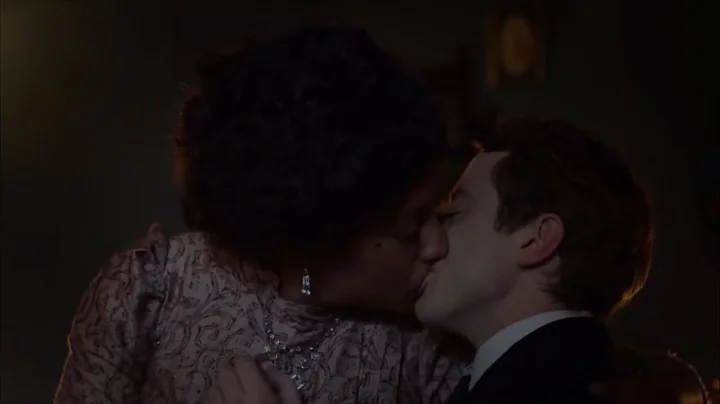 Howards End 1x1: Kiss scene - Joseph Quinn & Rosal...